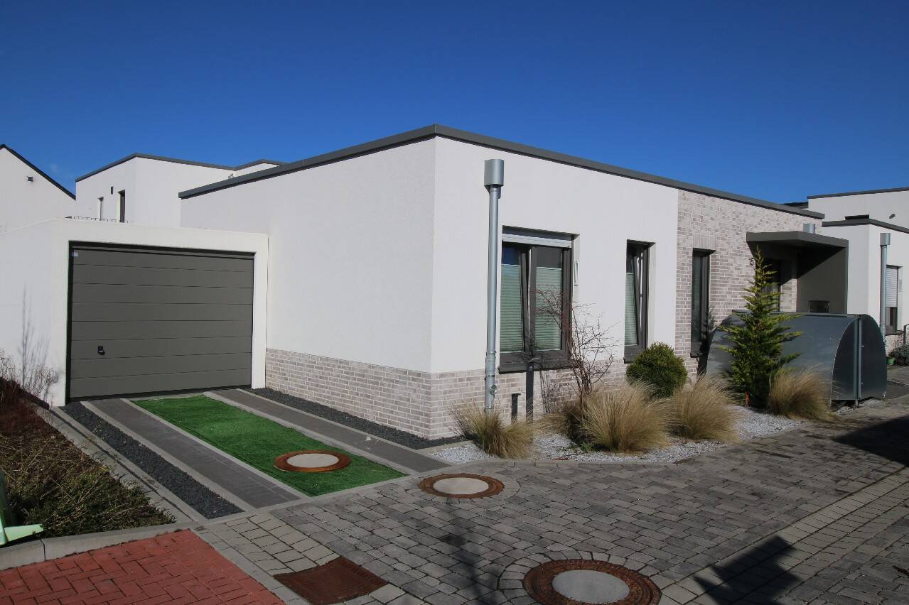 Wohnen ohne Kompromisse: Traum Effizienz-Bungalow mit hochwertiger Ausstattung und vielem mehr..... – Monheim am Rhein – Bild 1 von 9