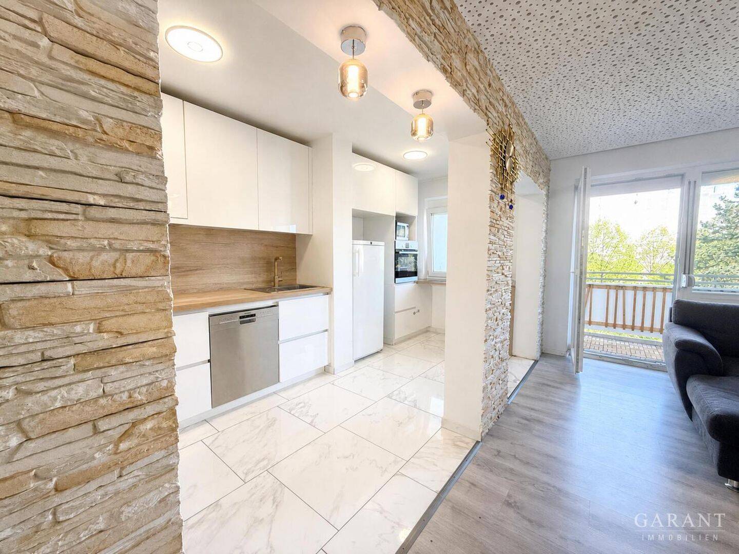 Stilvolle 2 Zimmer-Wohnung mit Balkon, TG-Stellplatz und Schwimmbad in Top-Lage - München Perlach – München – Vorschaubild 3