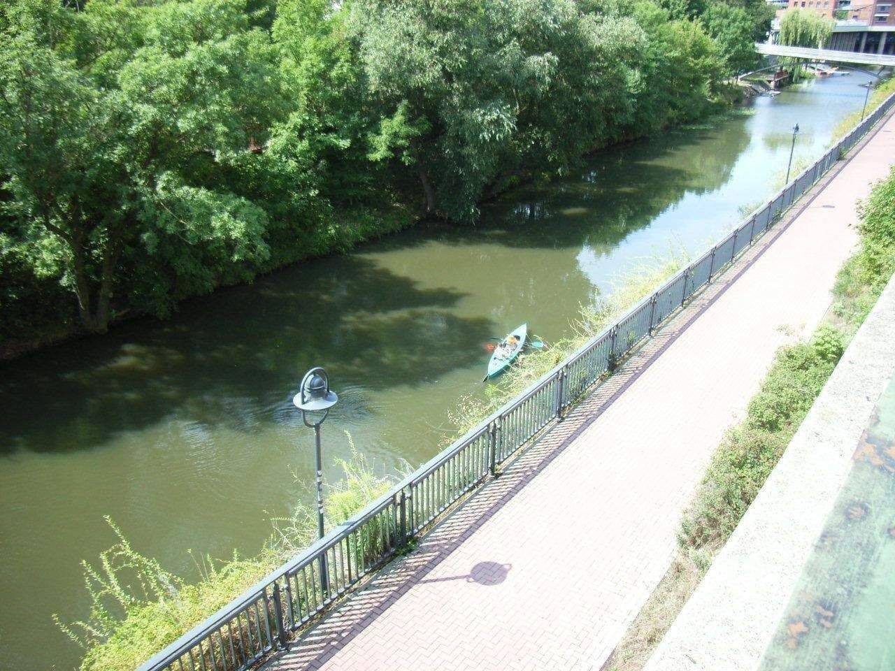 Sonniger Blick auf den Elsterkanal in Plagwitz mit Aufzug – Leipzig – Vorschaubild 2