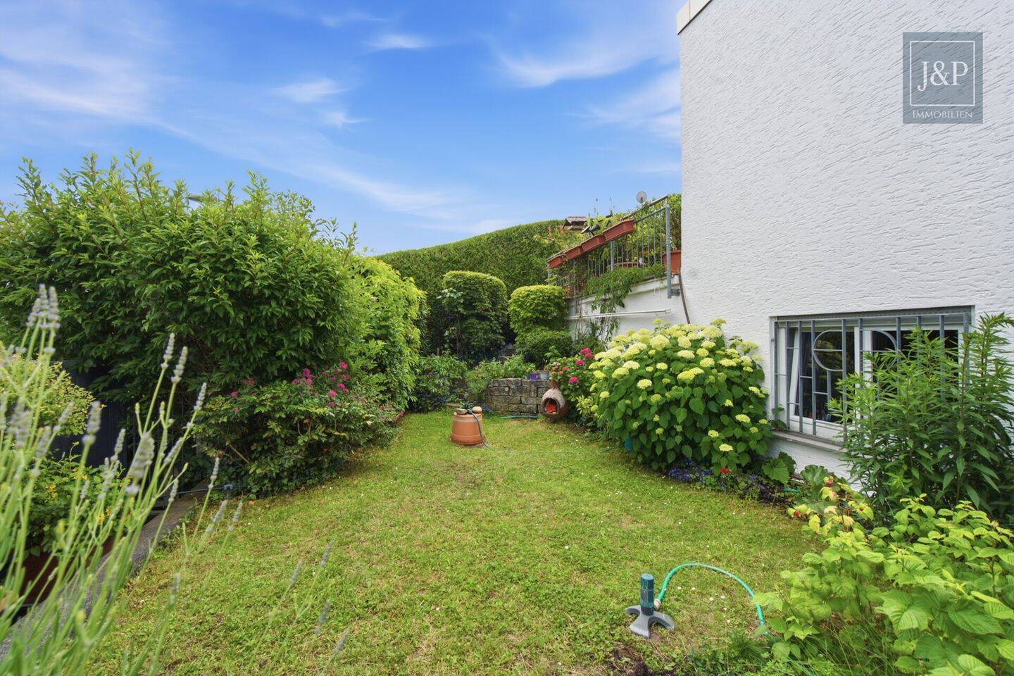 Modernes Familienzuhause im Bungalowstil mit Terrasse, Garten & 3 Garagen – Bad Soden – Vorschaubild 8
