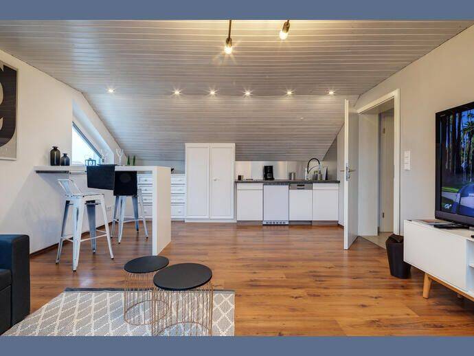 Möbliert: Schöne Dachgeschosswohnung in Lerchenau – München – Vorschaubild 3