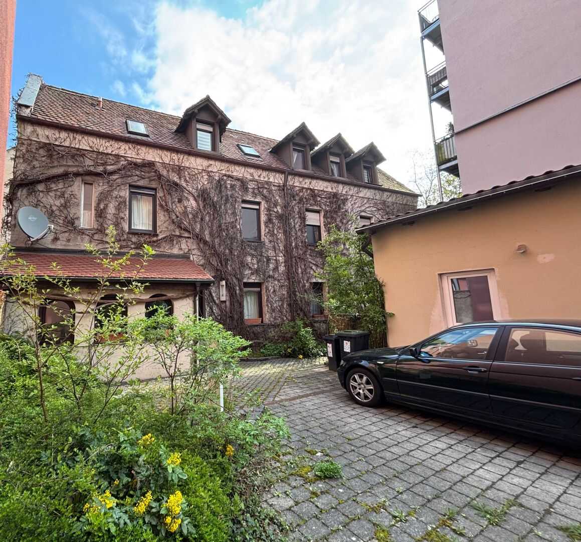 Historisches Zweifamilienhaus mit Charme und vielseitigem Nebengebäude in Nürnberg-Bleiweiß – Nürnberg – Bild 1 von 9