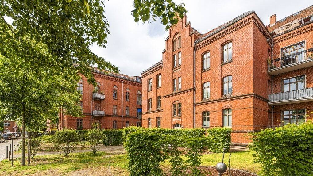 Stilvolle Altbauwohnung auf 108 m² Wohnfläche mit zwei Balkonen für Eigennutzer oder Anleger