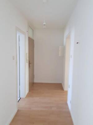 Frisch renoviert! - Sehr schöne, helle 2 Zi- Wohnung mit EBK und Balkon in Mainz - Kastel – 55252 Wiesbaden – Vorschaubild 4