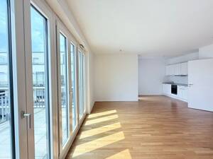Großzügige Wohnung mit Wintergarten und Balkon sucht Mieter: 3-Zimmer, 119m²