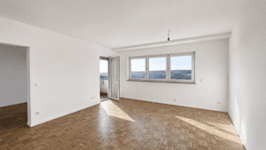 Kernsanierte 4-Zimmer-Wohnung mit Weitblick, großzügigem Grundriss & privatem TG-Stellplatz – 89134 Blaustein – Vorschaubild 1