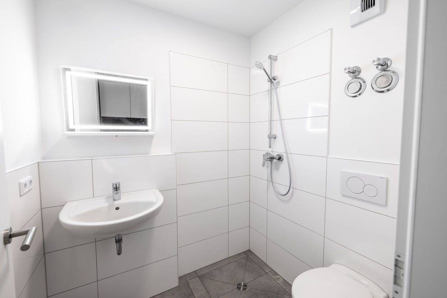 Helle, möbilierte 1-Zimmer Wohnung in der Deichstraße Bremerhaven (nahe Hochschule) 520€ Pauschalmiete – Bremerhaven – Vorschaubild 3