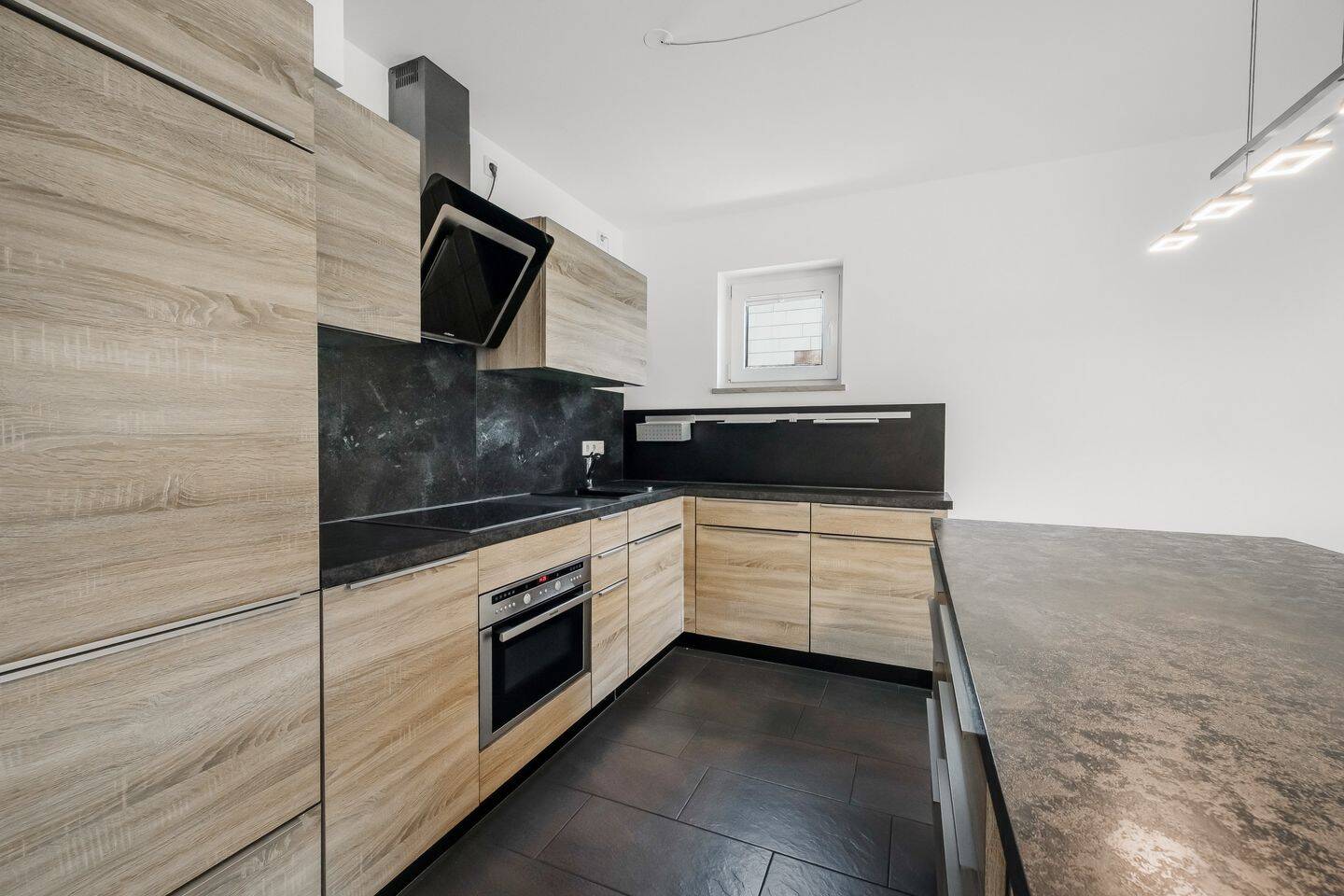 Ruhig gelegene, gepflegte 2-Zimmer-Wohnung mit Südwestbalkon und Lift – München – Vorschaubild 2