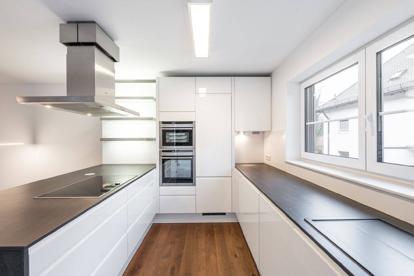 AIGNER - Stufenlos! Bezugsfreie 4-Zimmer-Wohnung mit West-Loggia und Blick ins Grüne – München – Vorschaubild 3