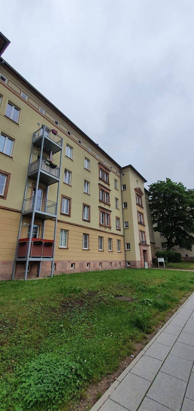 Großzügige 2-Zimmer mit Laminat, Balkon und Wannenbad in zentraler Lage!