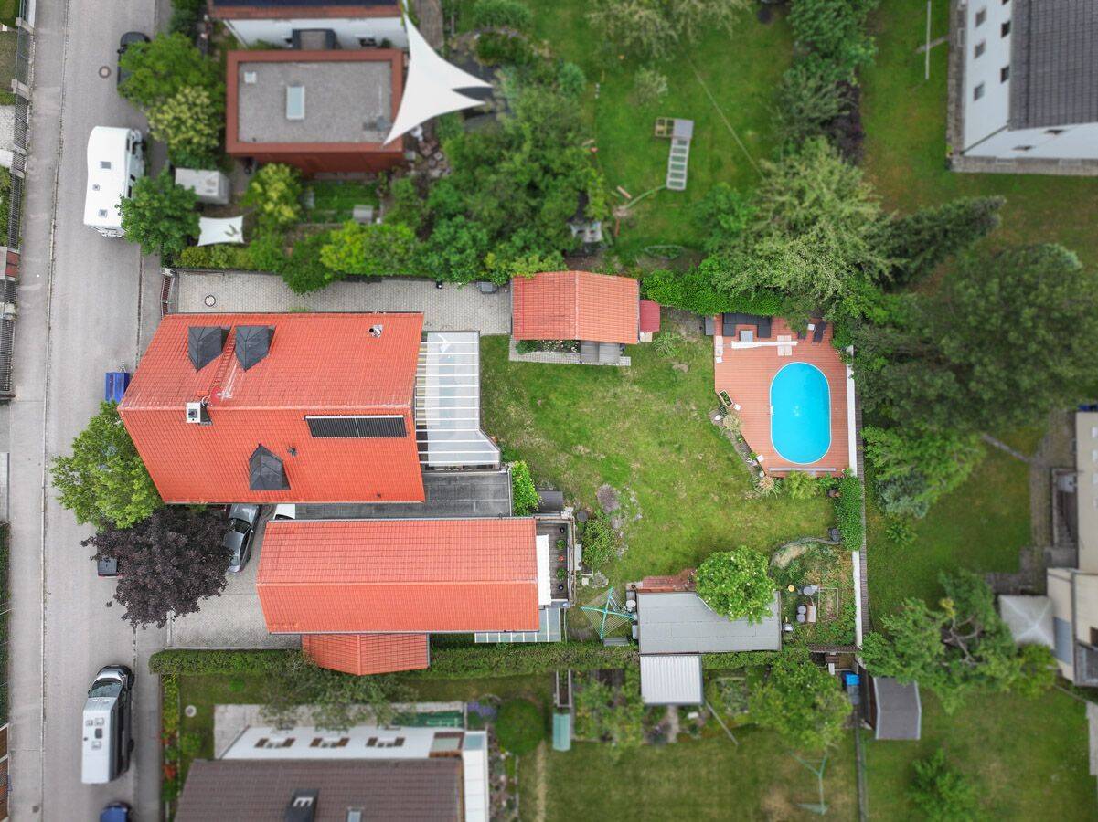 Seltene Gelegenheit in München-Allach: Fünfparteienhaus mit traumhaftem Grundstück, Pool und Garten – München – Bild 1 von 9