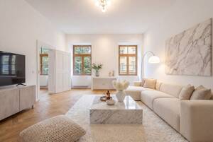 Elegantes Wohnen im denkmalgeschützten Altbau: Großzügige 4-Zimmer-Wohnung mit Balkon – 80469 München – Vorschaubild 1