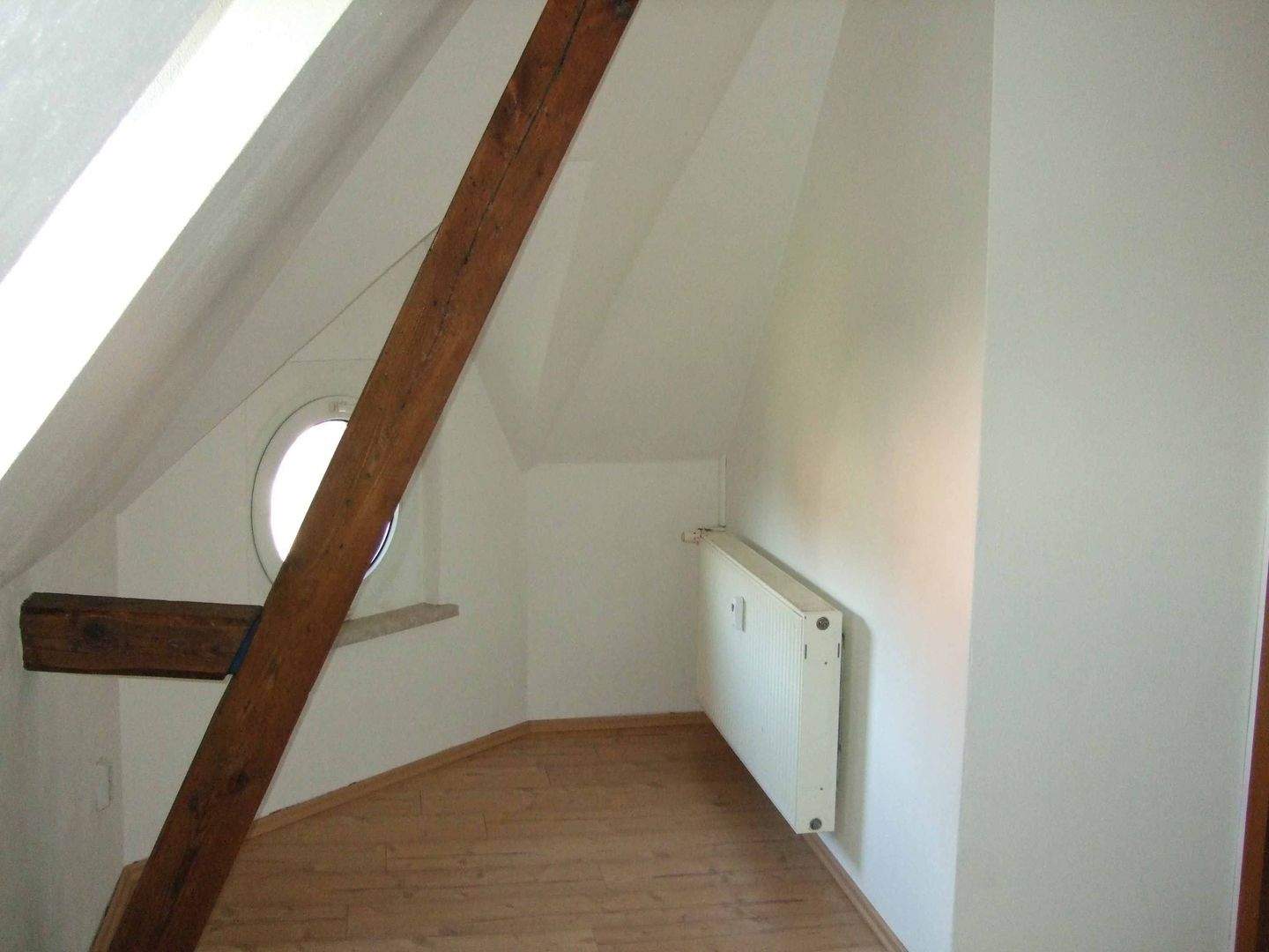 Attraktive 2-Zimmer DG-Wohnung mit Einbauküche – Sonneberg – Vorschaubild 4