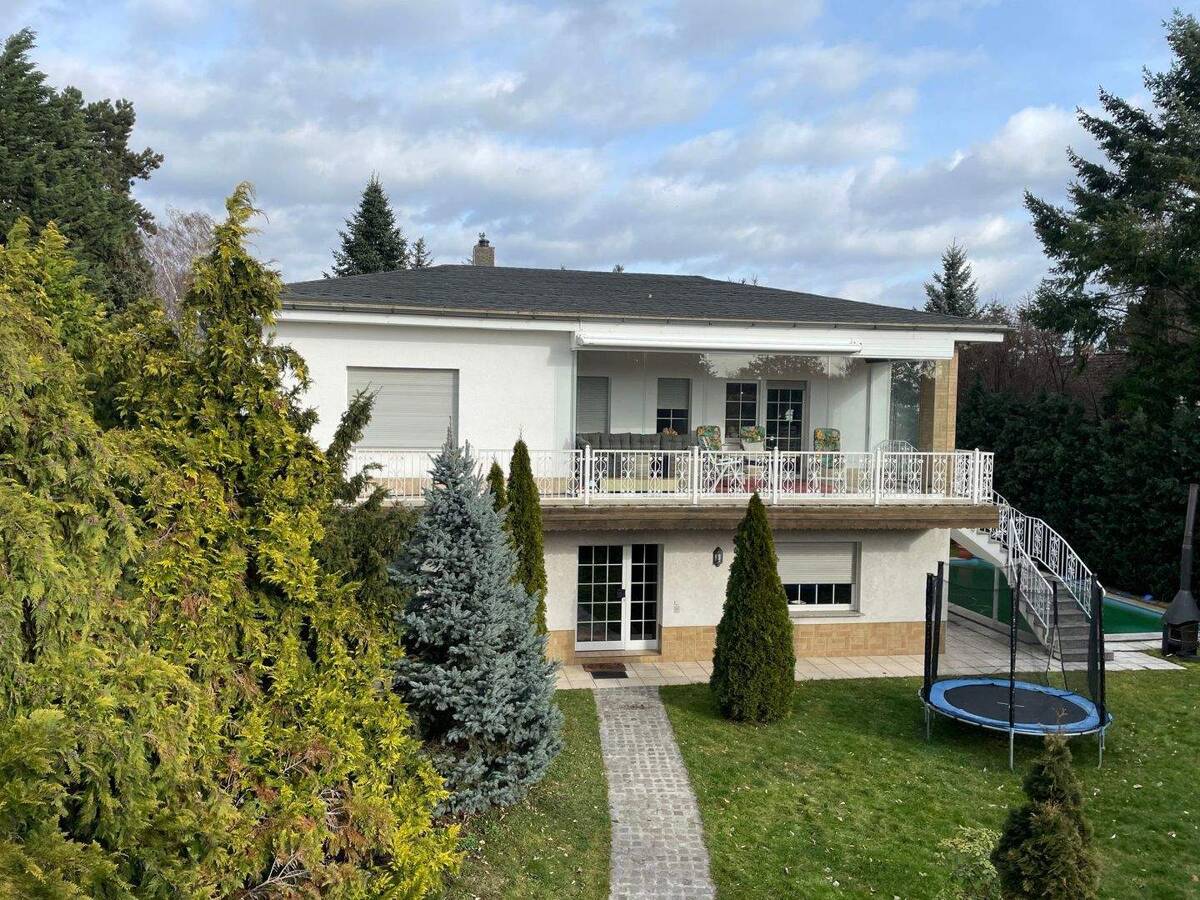 Anwesen mit 2 modernen Einfamilienhäusern, Pool und Garagen in beliebter Wohnlage – 4288 Leipzig – Bild 1 von 9
