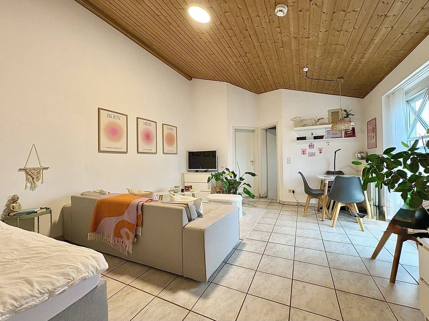Gemütliche 1-Zimmer-Dachgeschosswohnung mit Balkon, inkl. TG und EBK – Ingolstadt – Vorschaubild 3