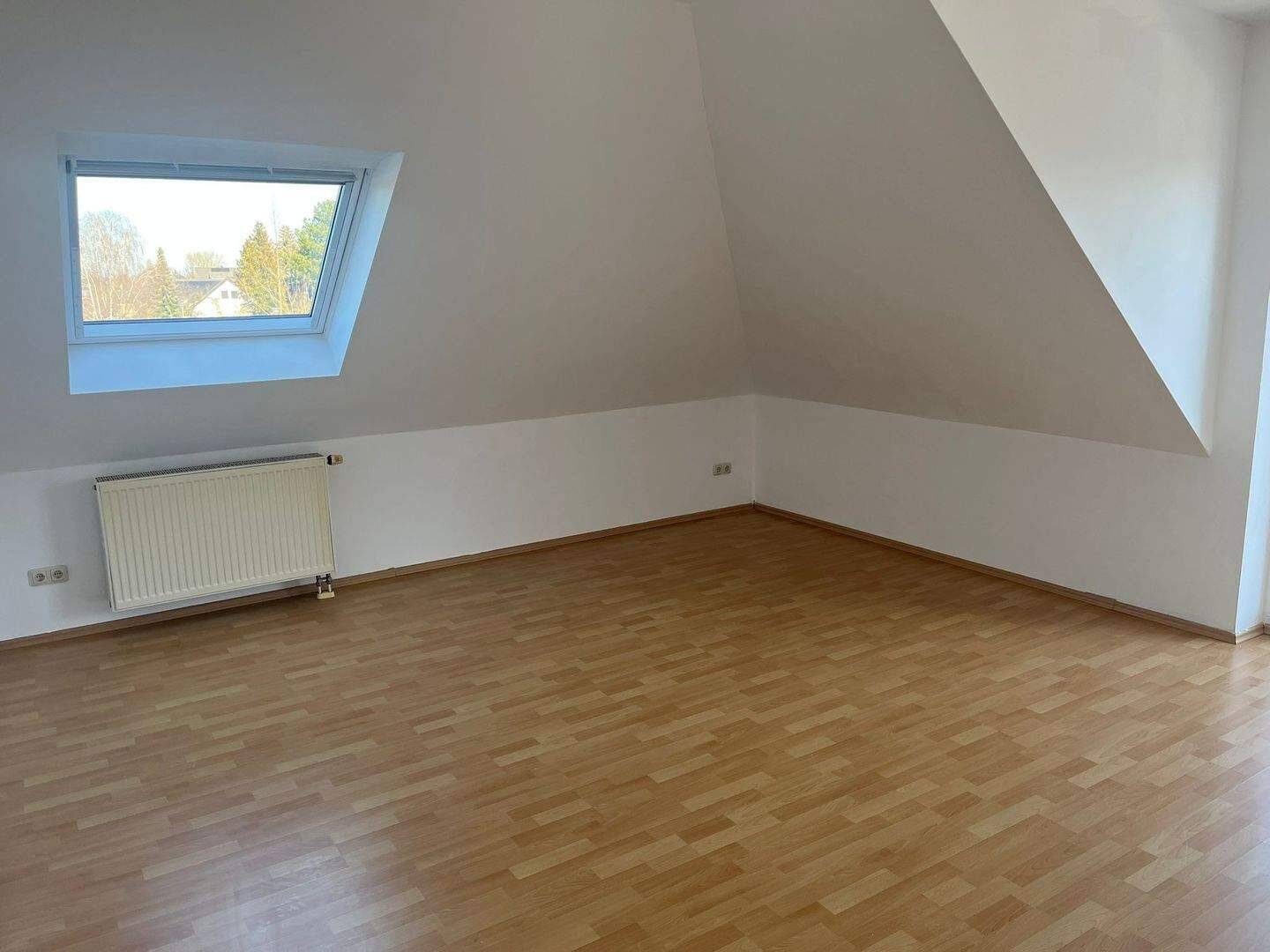 Bezugsfreies Dachgeschoss mit 2 Balkonen, EBK und attraktivem Grundriss – Berlin – Vorschaubild 3