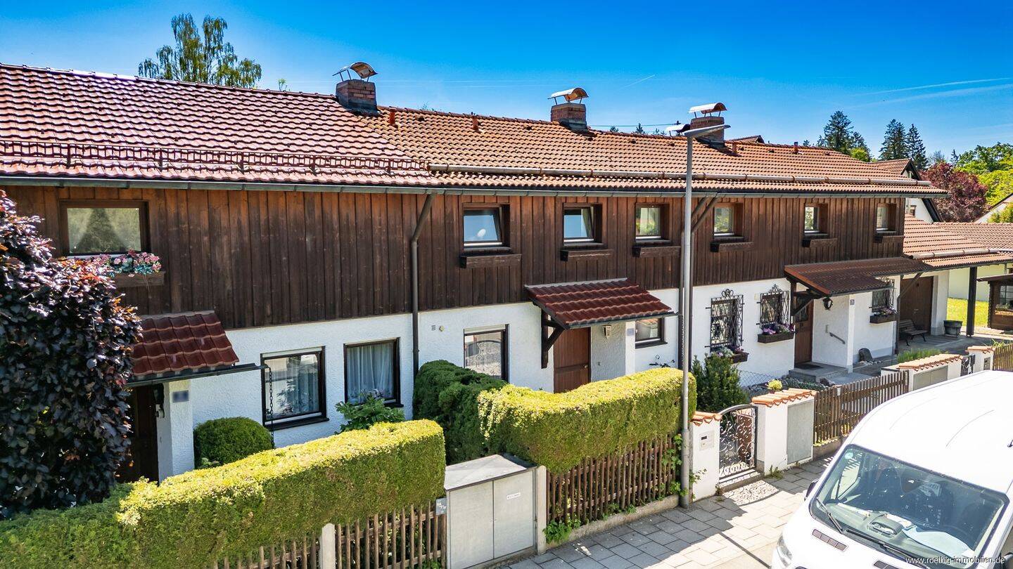 Familientraum am Stadtrand in der Waldkolonie Putzbrunn: Helles RMH mit Garten & zwei Einzelgaragen.