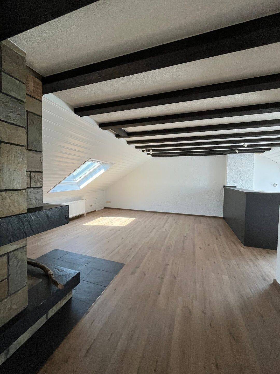Frisch renovierte 2-Zimmer Dachgeschosswohnung mit Charme in Giesenkirchen -offener Kamin – Mönchengladbach – Vorschaubild 3