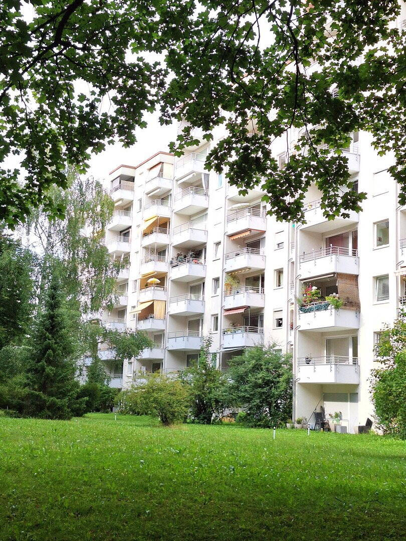 Hochwertig komplettsanierte 3-Zi. Erdgeschossterrassenwohnung in München, Fürstenried, am Waldrand