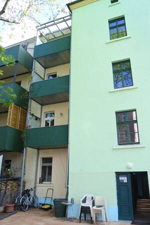 Sanierter Altbau mit Teilungserklärung, 1 GE + 6 WE, Balkone, umzäunter Innenhof, Keller – 4289 Leipzig – Vorschaubild 3