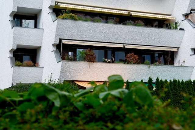4,5-Zimmer-Architektenwohnung auf Erbpacht-Grundstück in ruhiger Grünanlage – Südbalkon & TG, provisionsfrei – Regensburg – Vorschaubild 2