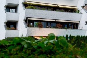 4,5-Zimmer-Architektenwohnung auf Erbpacht-Grundstück in ruhiger Grünanlage – Südbalkon & TG, provisionsfrei – 93049 Regensburg – Vorschaubild 2