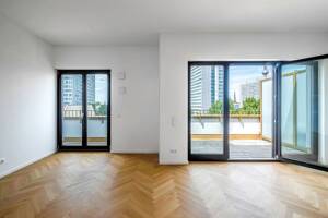 Helle Dachgeschosswohnung: Penthouse-Flair mit Panoramablick auf Dom und Fernsehturm