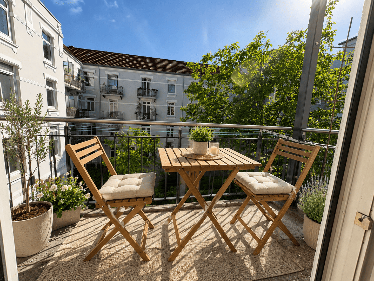 WARTELISTE! Sonne von früh bis spät: Hamburger Altbau mit Kamin, Stuck & zwei Balkonen
