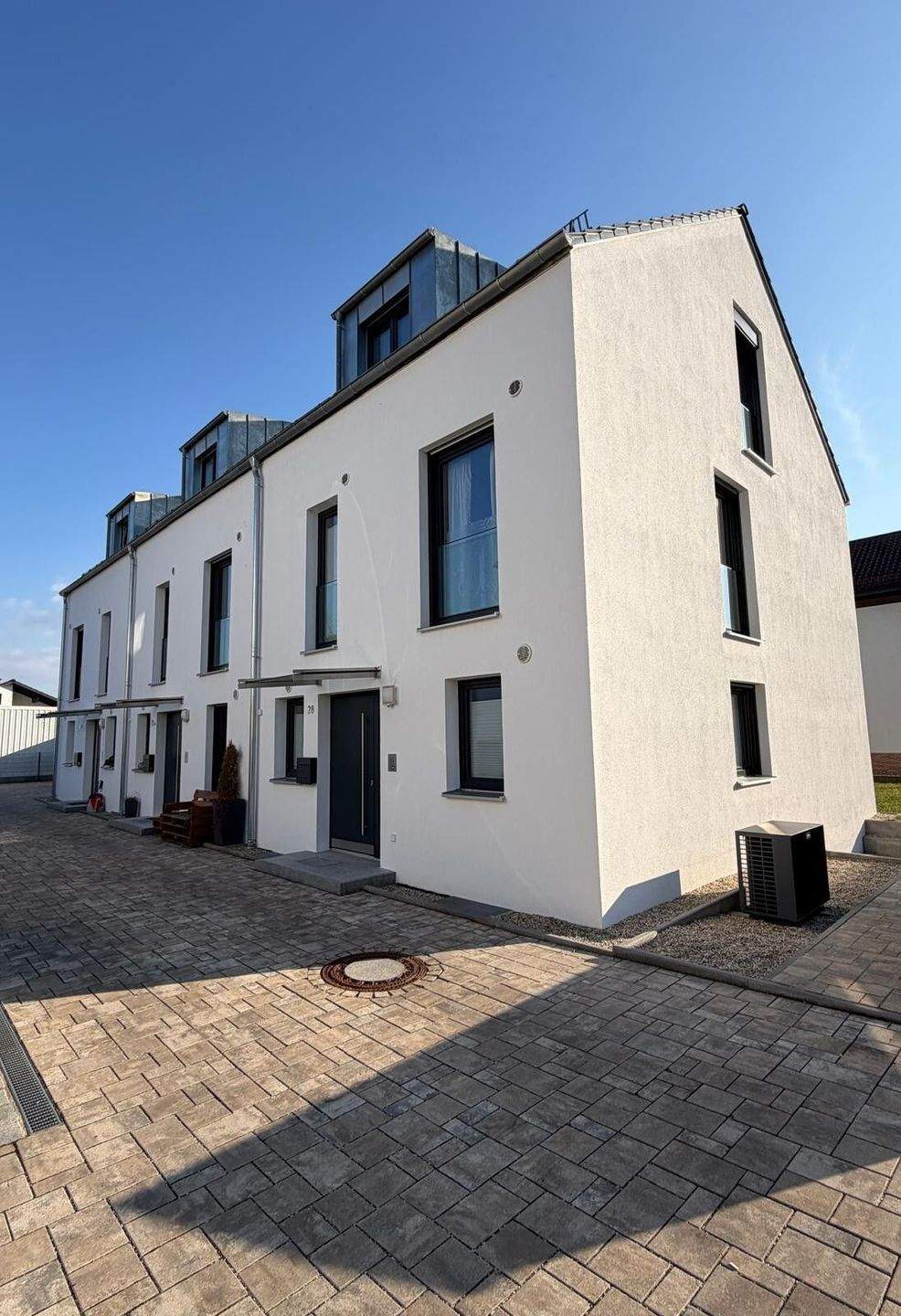 Modernes Reihenendhaus mit Photovoltaik, hochwertiger Ausstattung und sonnigem Garten in Schwandorf! – Schwandorf – Bild 1 von 9
