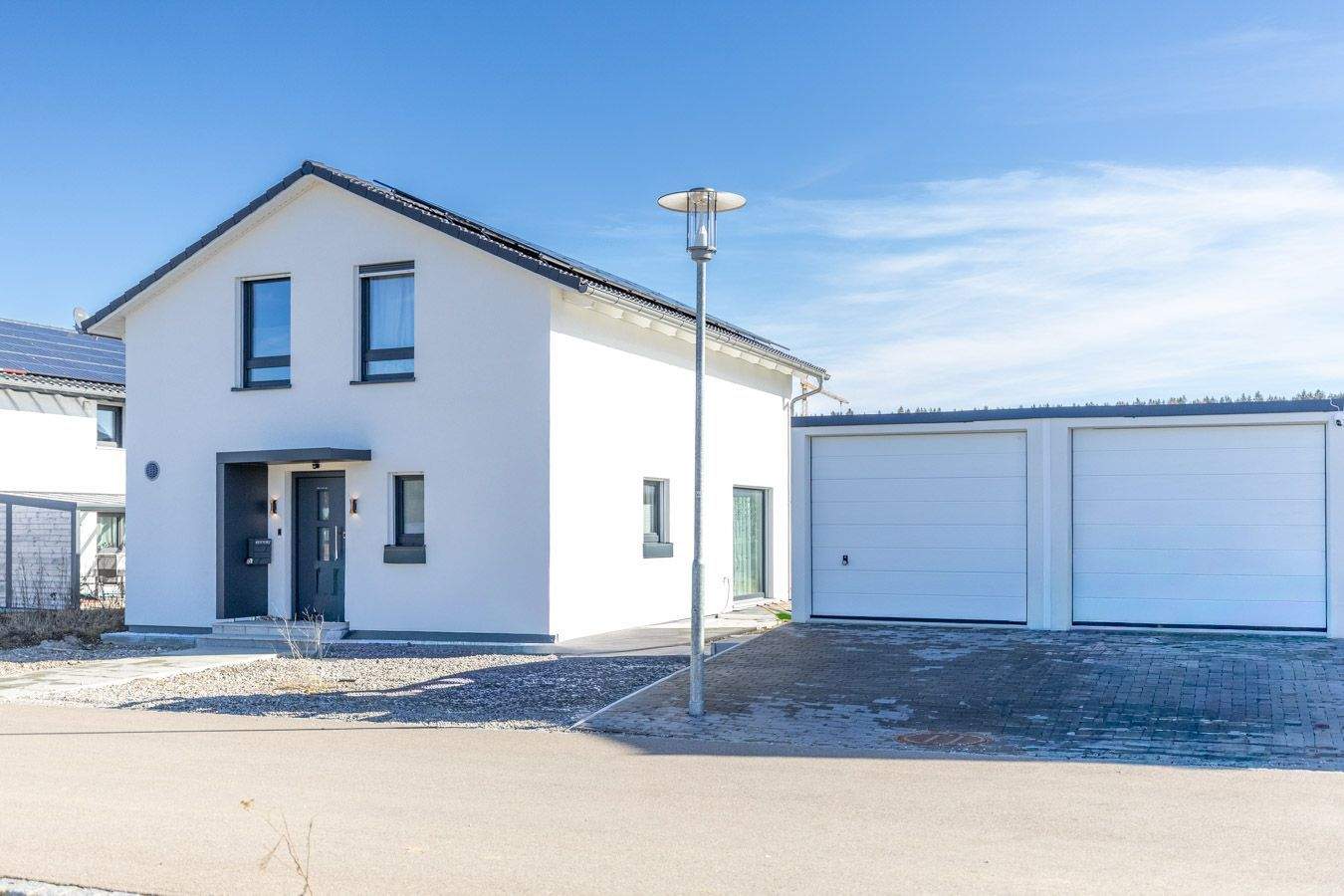Neues und nachhaltiges Einfamilienhaus mit geschmackvoller Ausstattung im Neubaugebiet. – Lautrach – Bild 1 von 9