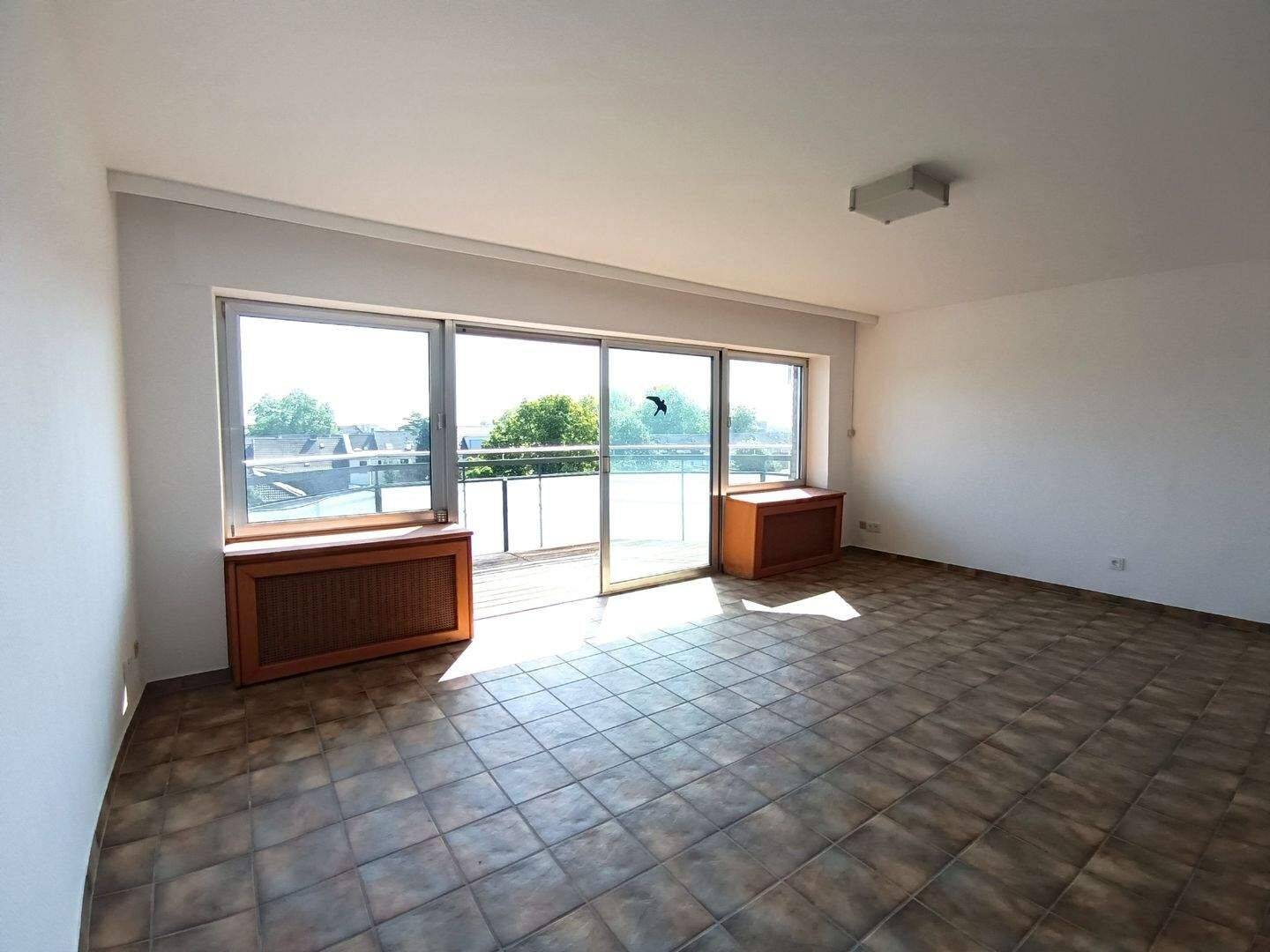 Krefeld-City, Ostwall 71 - 2 Zimmer-Wohnung im 5.OG mit 2 Balkonen und Aufzug für max. 2 Personen zum zeitnahen Einzug !! – Krefeld – Vorschaubild 3