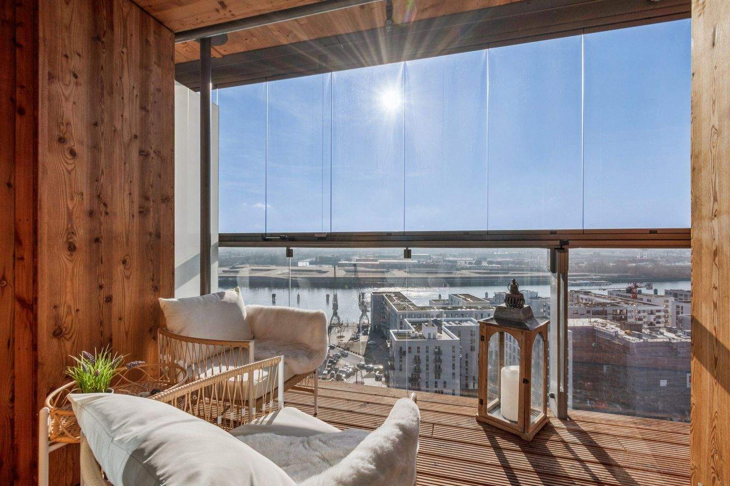 Wohnung im höchsten Holzhochhaus - Panorama über Elbe & Stadt! – Hamburg – Bild 1 von 7