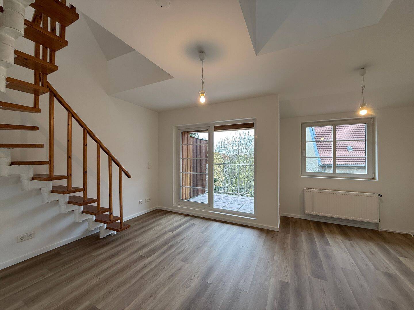 Großzügige, bezugsfreie 3-Zimmer-Maisonette-Dachgeschosswohnung mit Flair im charmanten Altbau! – Berlin – Bild 1 von 9