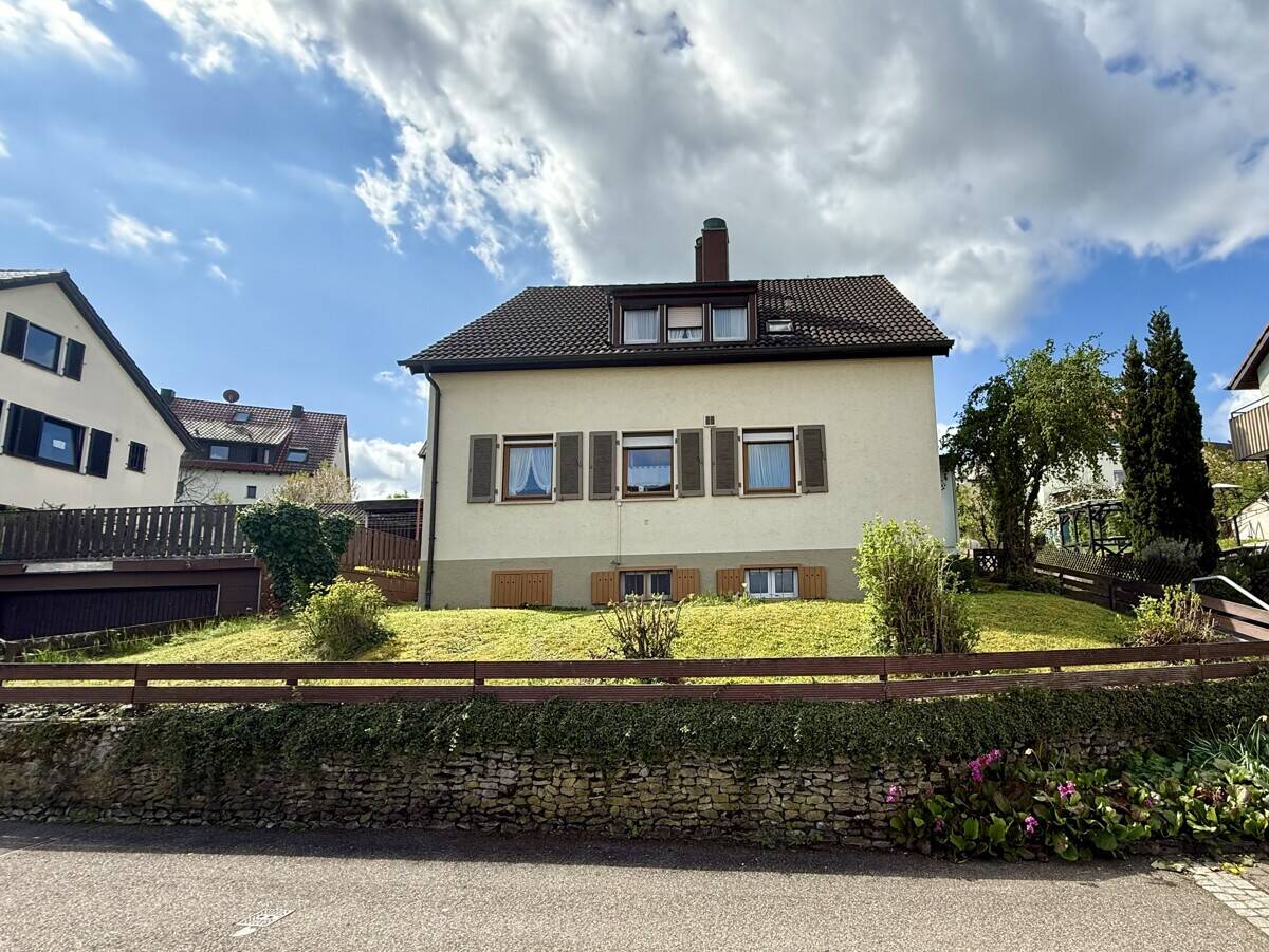 SANIERUNGSBEDÜRFTIGES EINFAMILIENHAUS IN TOLLER LAGE MIT DOPPELGARAGE – Weinsberg – Bild 1 von 9