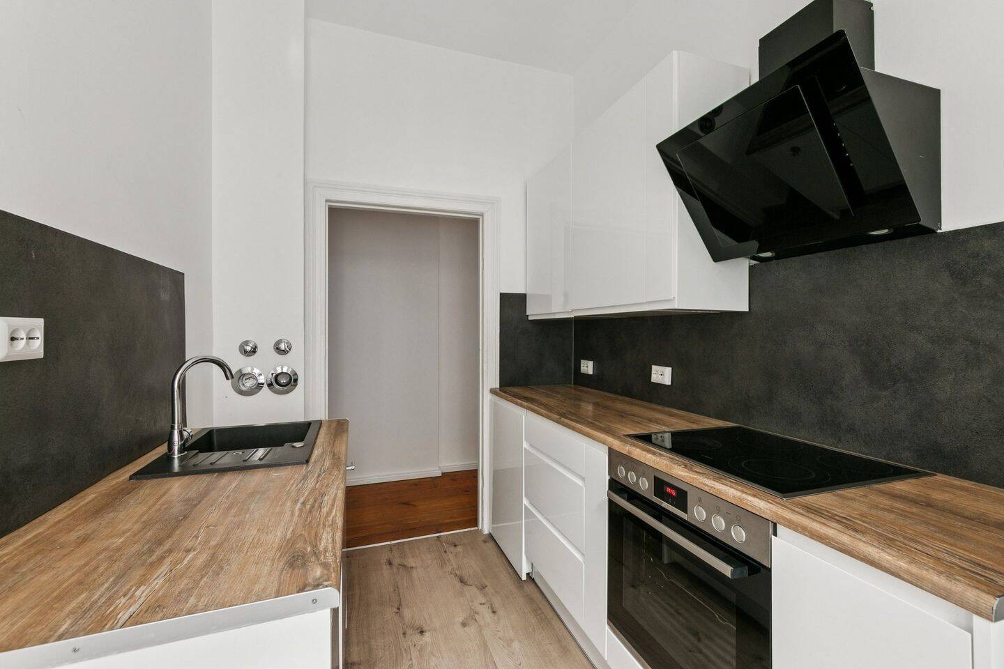 Bezugsfreie und modernisierte Altbauwohnung mit Aufzug in begehrter Friedrichshainer Lage – Berlin – Vorschaubild 8