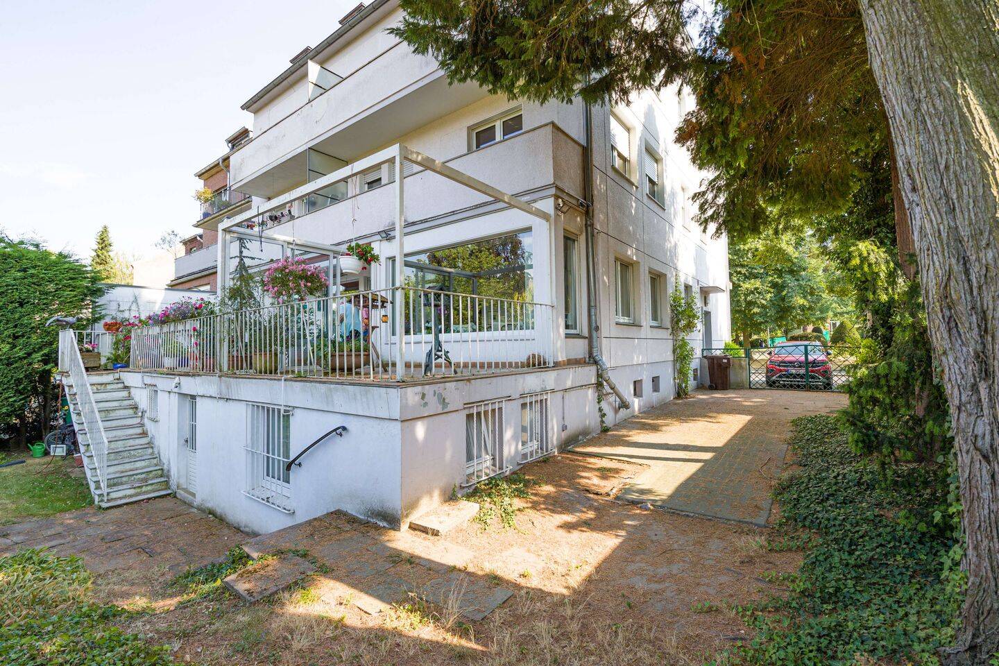 MG-Odenkirchen: TOP Kap.-Anlage mit 120m² EG-Whg. u. 6 Garagen