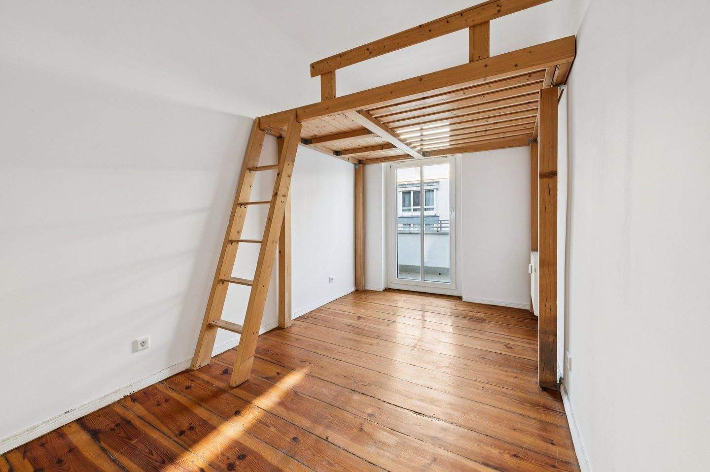 Charmante Altbauwohnung mit Balkon in bester Lage von Prenzlauer Berg - Bezugsfrei - Keine Maklerprovision – Berlin – Vorschaubild 2