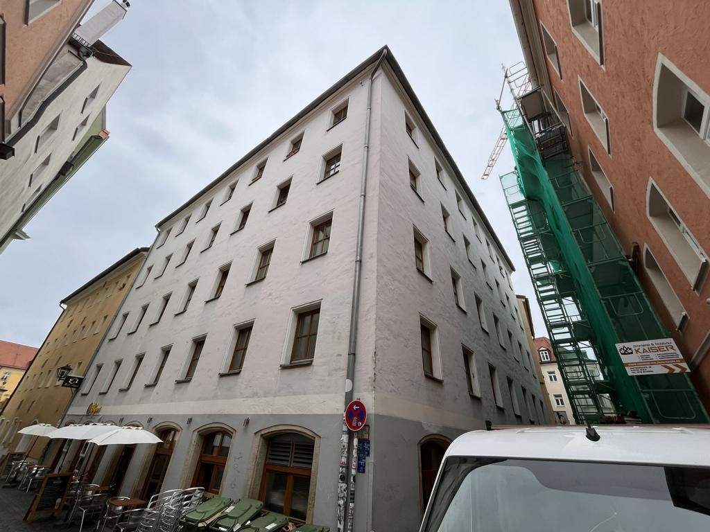 RESERVIERT ! Vermietete Denkmal-2-Zi.-Whg. mit Balkon in der Regensburger Altstadt – Regensburg – Vorschaubild 2