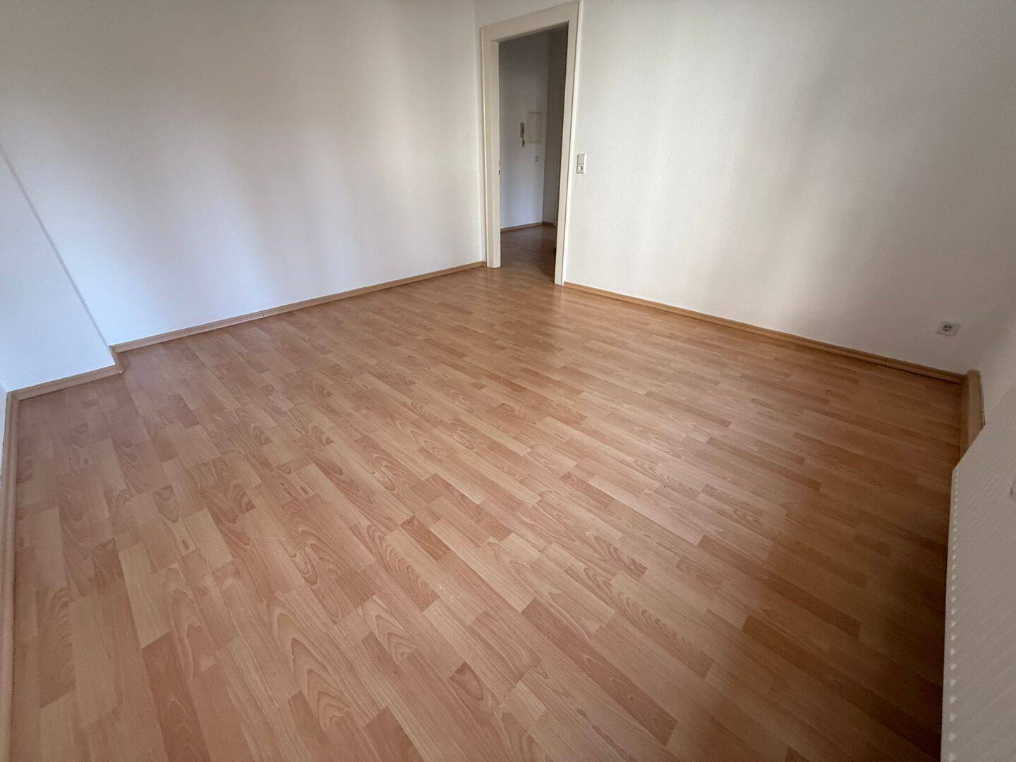 Komplett zum Innenhof / mit Balkon und Bad mit Fenster - frei ab 1.9.26 – Chemnitz – Vorschaubild 9
