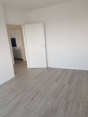 Traumhafte Aussicht: frisch renovierte 2-Zimmer-Wohnung mit Balkon im "Romeo & Julia"-Ensemble! – 70437 Stuttgart – Vorschaubild 4