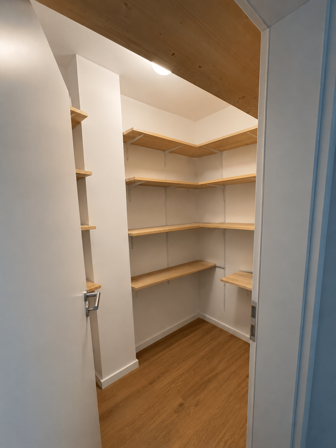 Neuwertige Komfortwohnung mit großem Balkon und Carport-Stellplatz – Hamburg – Vorschaubild 6