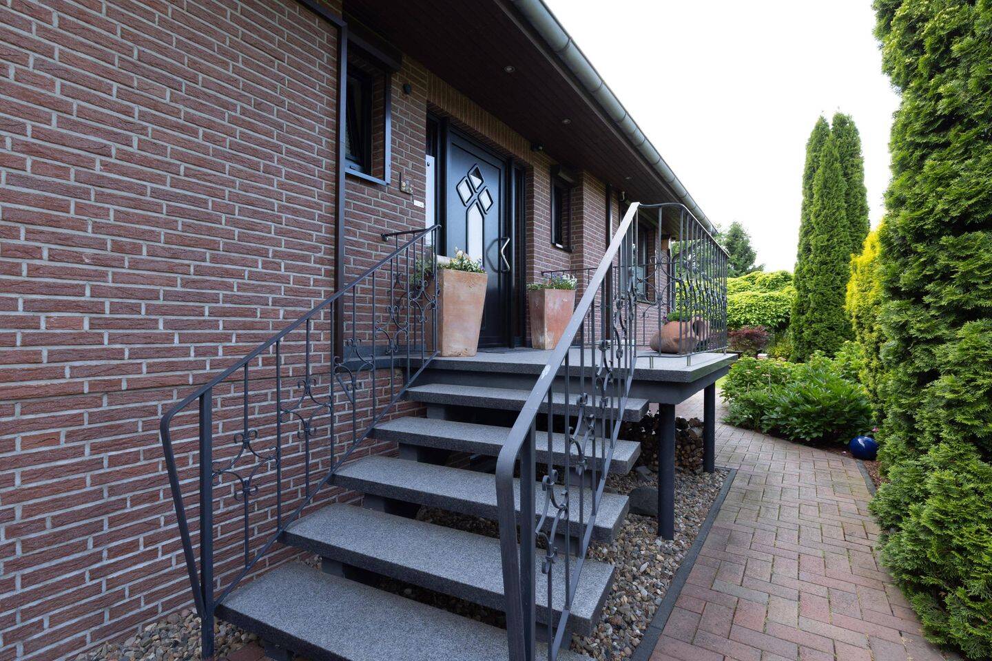 Modernisierter Wohlfühl-Bungalow mit Traumgarten, Pool und PV-Anlage