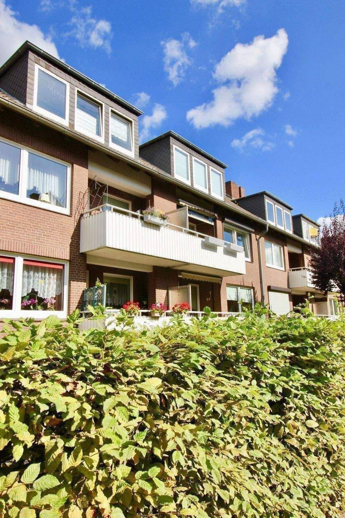 TONNDORF - freie Dachgeschoss-Wohnung - 2 Zimmer - 56 m2 - toller Schnitt 2 Zimmer + Stellplatz + Keller - – 22045 Hamburg – Bild 1 von 9