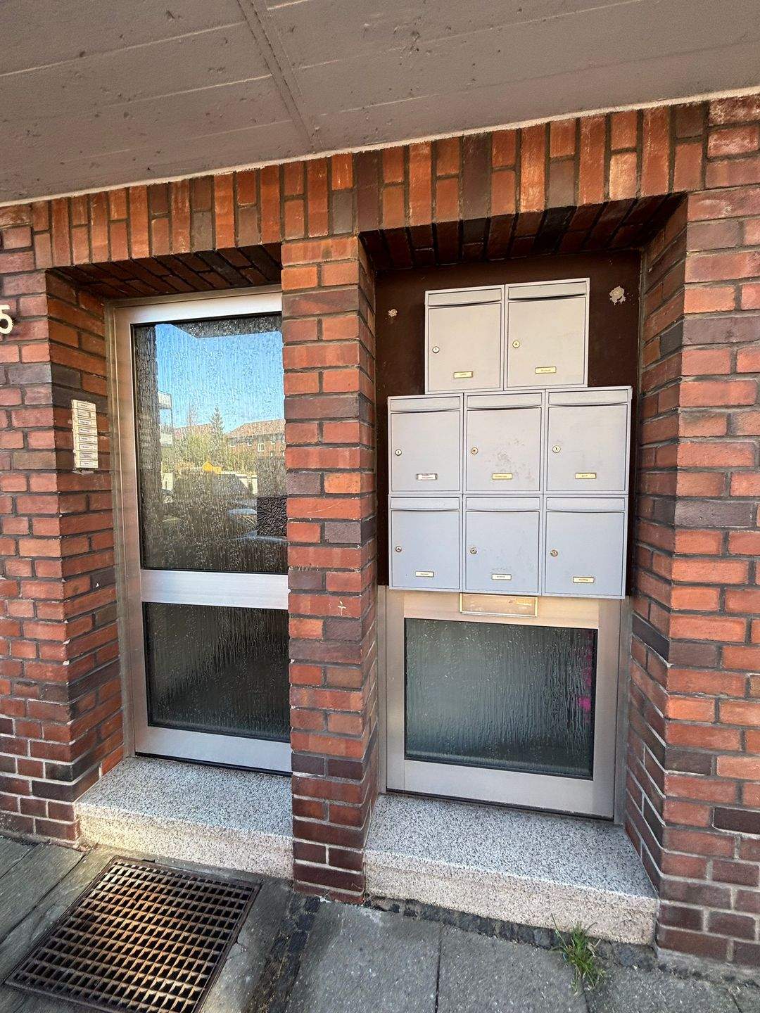 Solide Kapitalanlage mit Weitblick. Gepflegtes Mehrfamilienhaus in ruhiger Oberhausener Lage mit Garagen. – Oberhausen – Vorschaubild 2