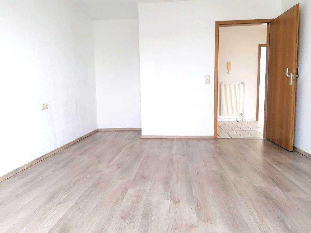 !! Dachgeschoss, 3-Zimmer-Wohnung mit Laminat und Aufzug !! – Chemnitz – Vorschaubild 2