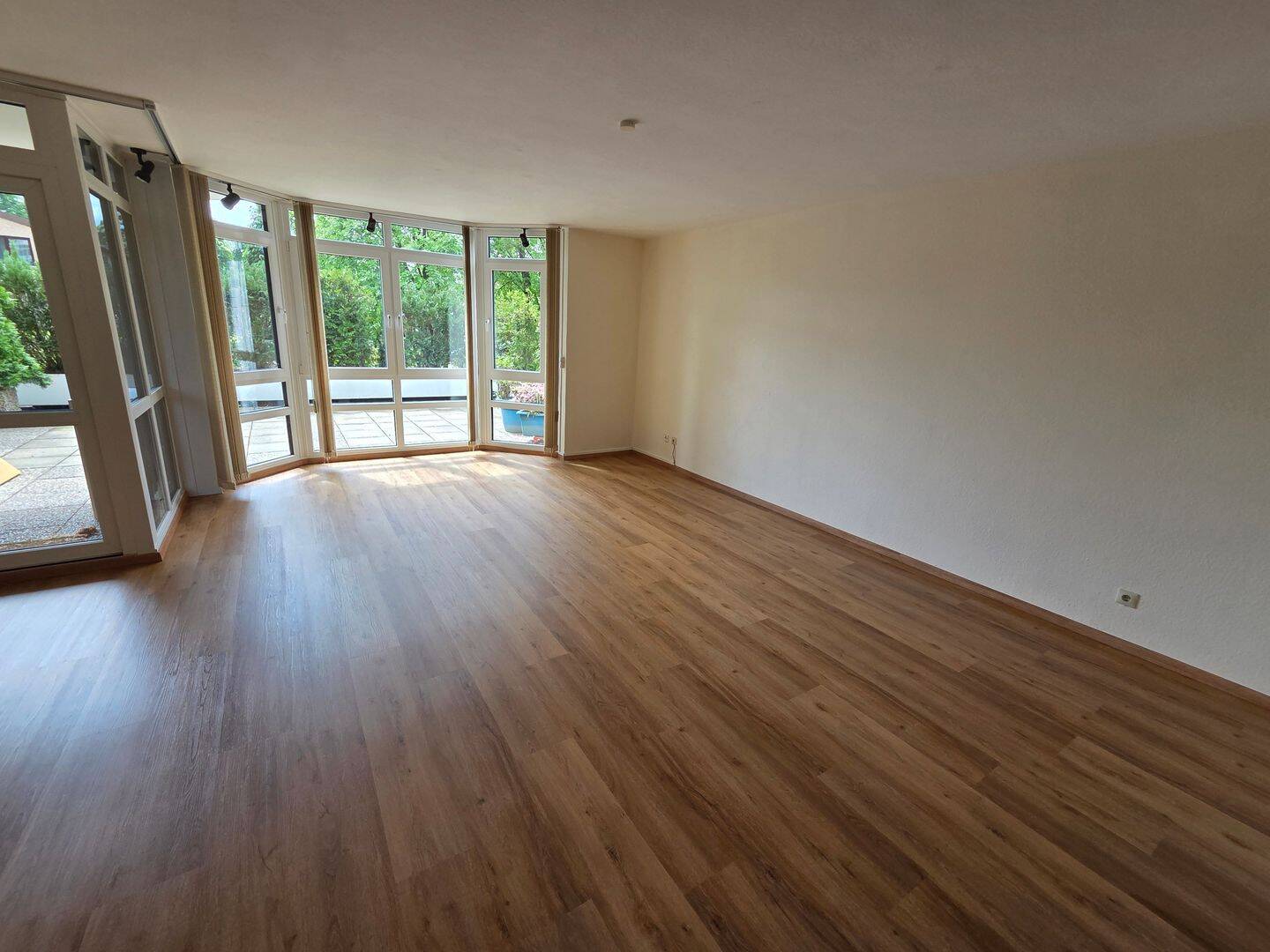 3 Zi. Wohnung mit großem Balkon, EBK, neuer Bodenbelag, G-WC, Tiefgarage – Bremen – Vorschaubild 3