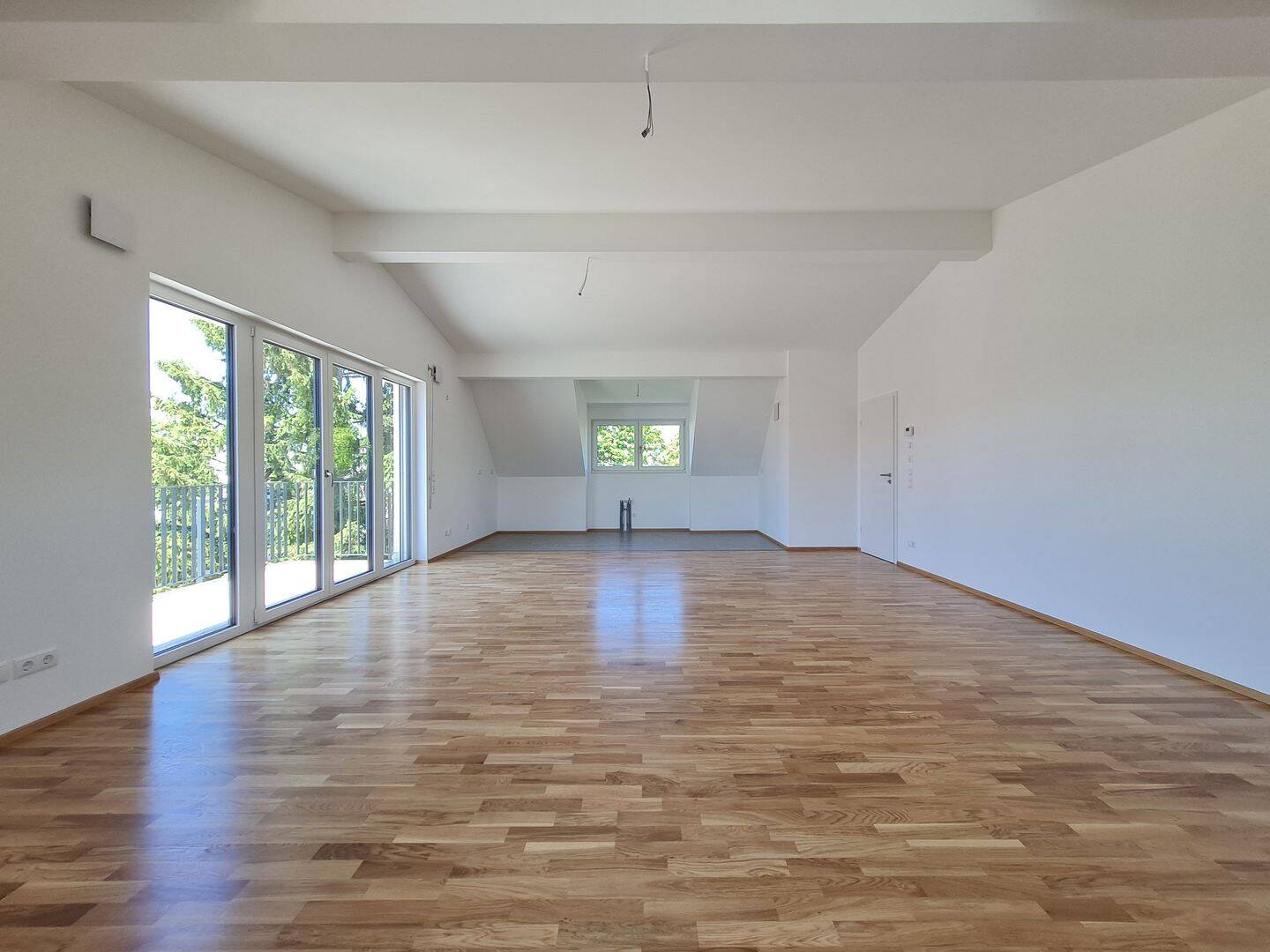 Großzügige 3-Zimmer-DG Wohnung Fußbodenkühlung und Westbalkon – München – Vorschaubild 2