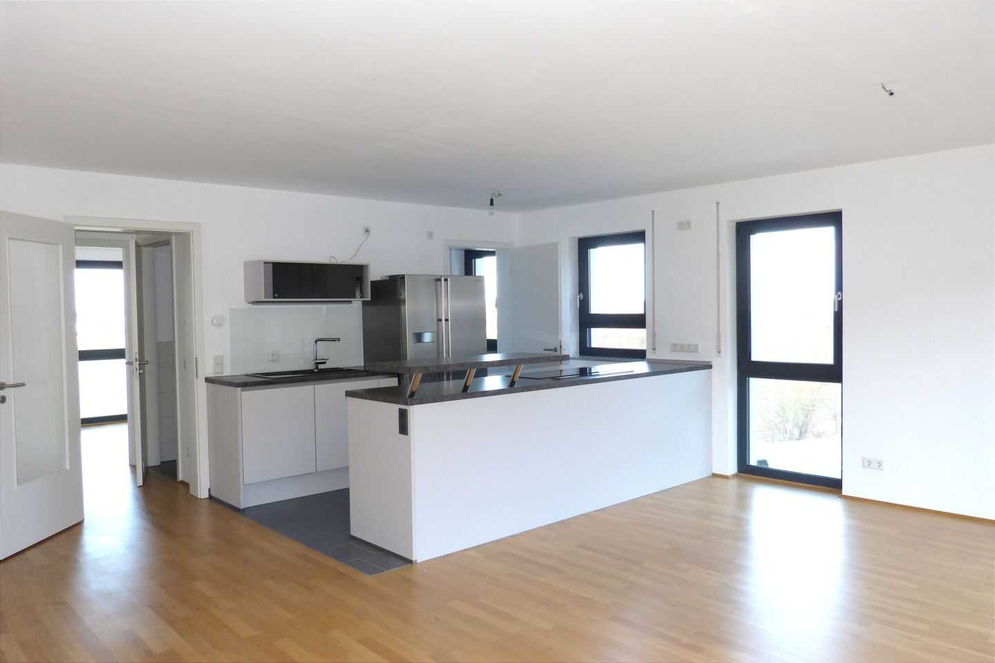 Fürth-Oberfürberg: helle, moderne und äußerst attraktive 4-Zimmer-Eigentumswohnung mit hochwertiger Einbauküche und einem großen und sonnigen Balkon – Fürth – Vorschaubild 3