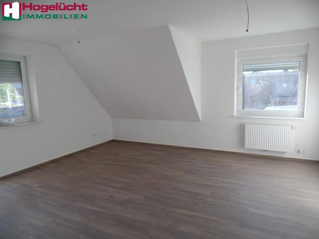 Eine große und neuwertige Obergeschosswohnung mit Balkon in Stadtlage