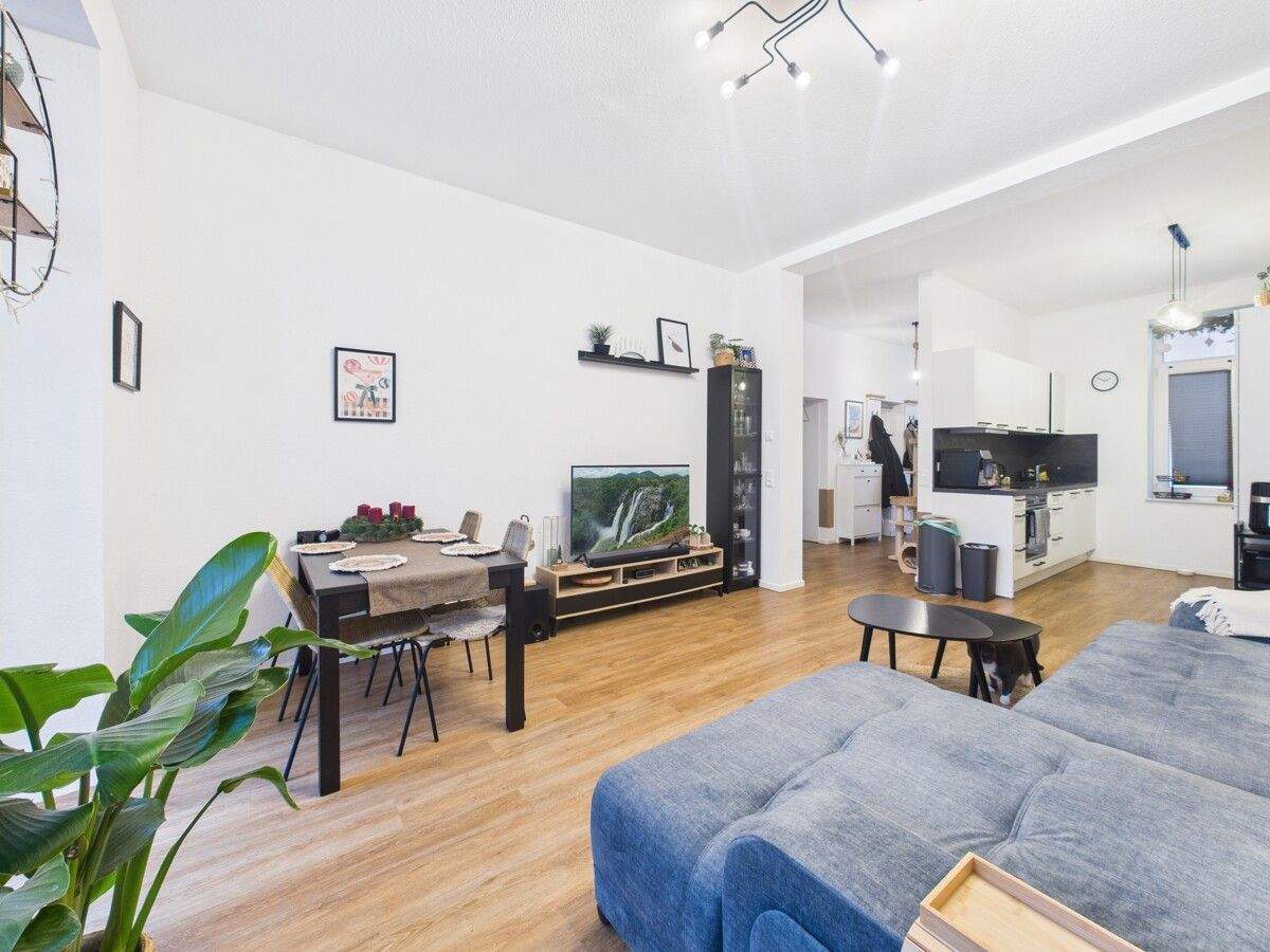 Großzügig wohnen: Energieeffiziente Wohnung mit Fußbodenheizung & großem Balkon – Hannover – Bild 1 von 9